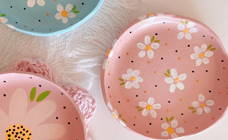 pratinhos de cerâmica fria pintados à mão com flores e cores pastel.
