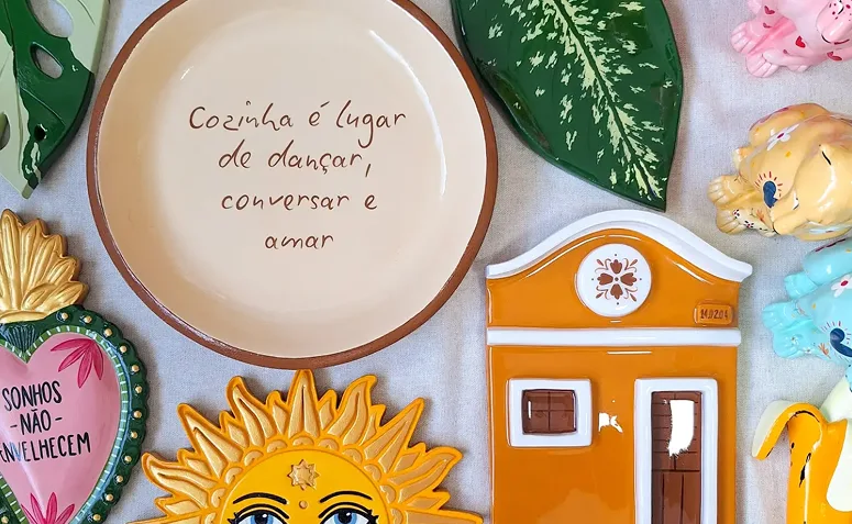 conjunto de peças decorativas de cerâmica fria com pratos, formas orgânicas e adornos coloridos.