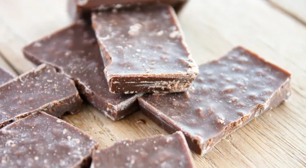 Chocolate esbranquiçado estragou? Saiba o que aconteceu e se ainda dá para comer