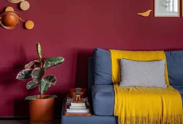 Como combinar sofá e parede: veja dicas de arquitetos para acertar nas cores