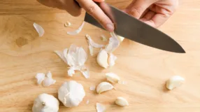 5 truques para descascar alho e agilizar o preparo na cozinha