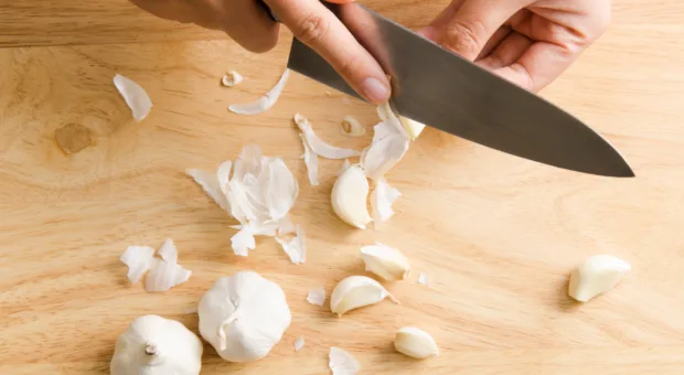 5 truques para descascar alho e agilizar o preparo na cozinha