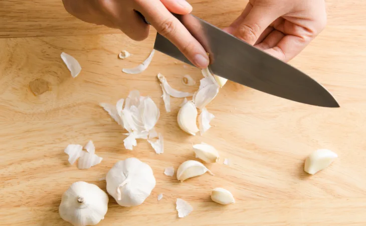5 truques para descascar alho e agilizar o preparo na cozinha