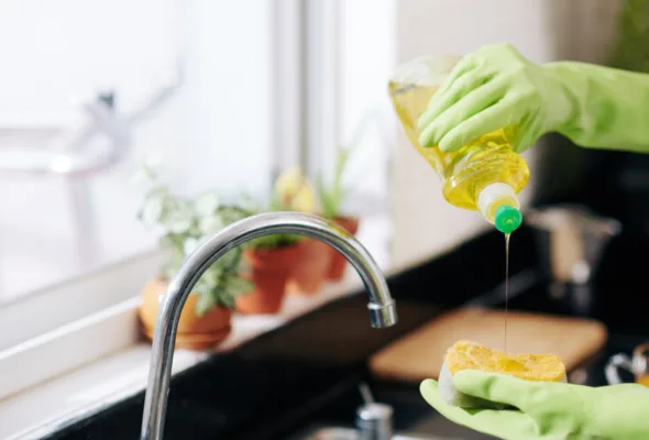 Muito além da louça: veja como usar detergente na limpeza da casa