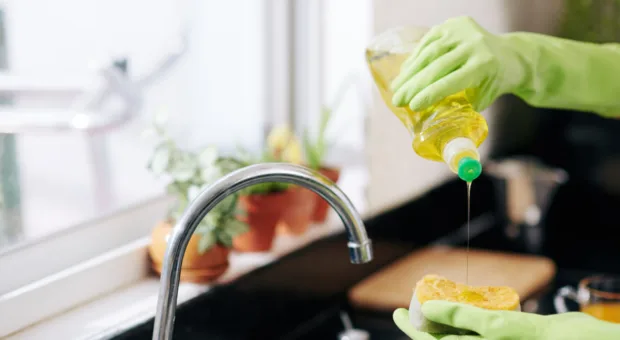 Muito além da louça: veja como usar detergente na limpeza da casa