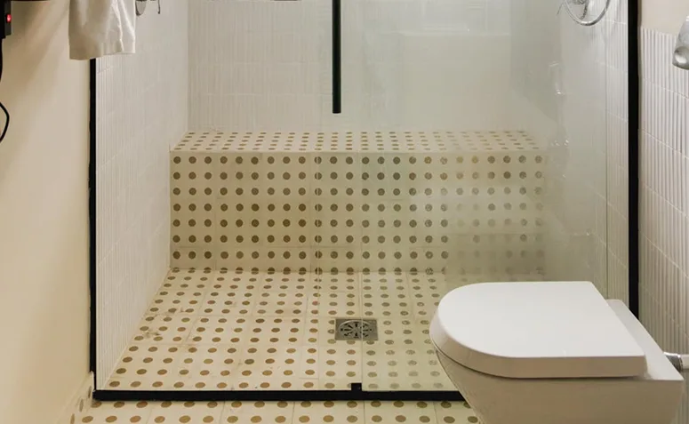 ralo no piso do box para escoamento da água do banheiro.