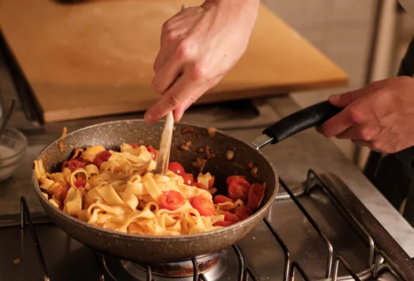 O que é mantecatura: o truque italiano que faz diferença nos risotos e massas