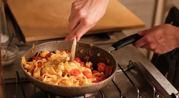 O que é mantecatura: o truque italiano que faz diferença nos risotos e massas