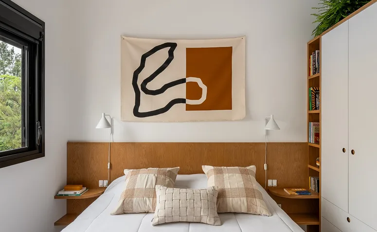 bandeira de tecido pendurada sobre a cabeceira em quarto de casal.