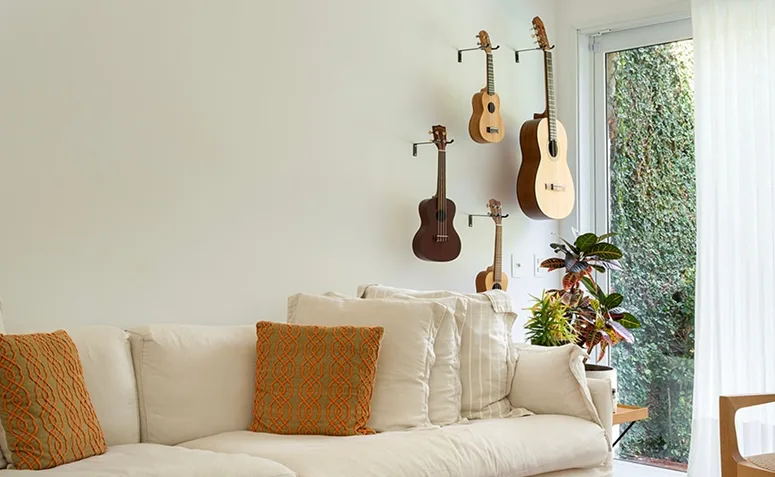 instrumentos musicais pendurados na parede como parte da decoração da sala