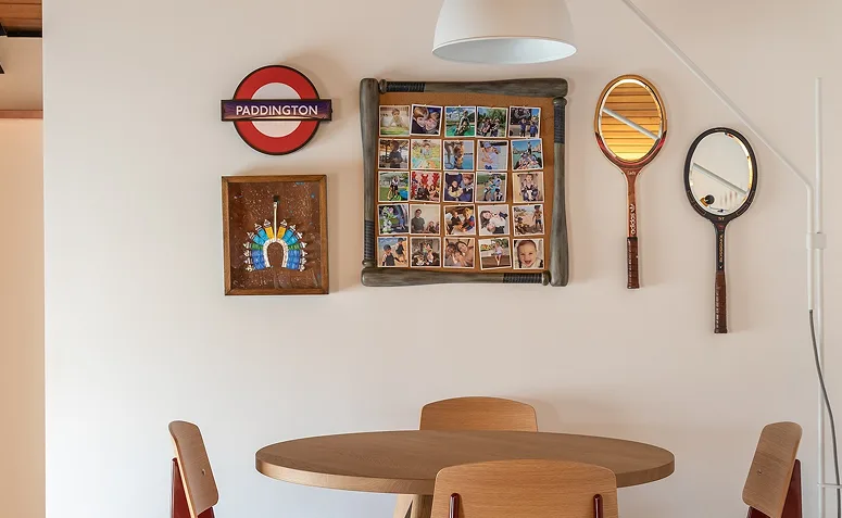 objetos afetivos pendurados na decoração de parede.