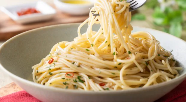 Pode cortar macarrão com a faca? Entenda a etiqueta italiana à mesa