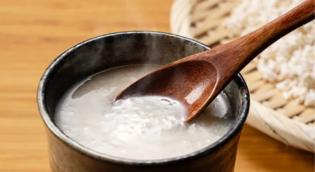 Colher de pau na cozinha: pode usar ou é melhor evitar?