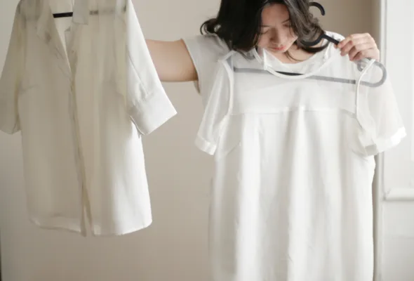 6 hábitos do dia a dia que estão amarelando suas roupas brancas