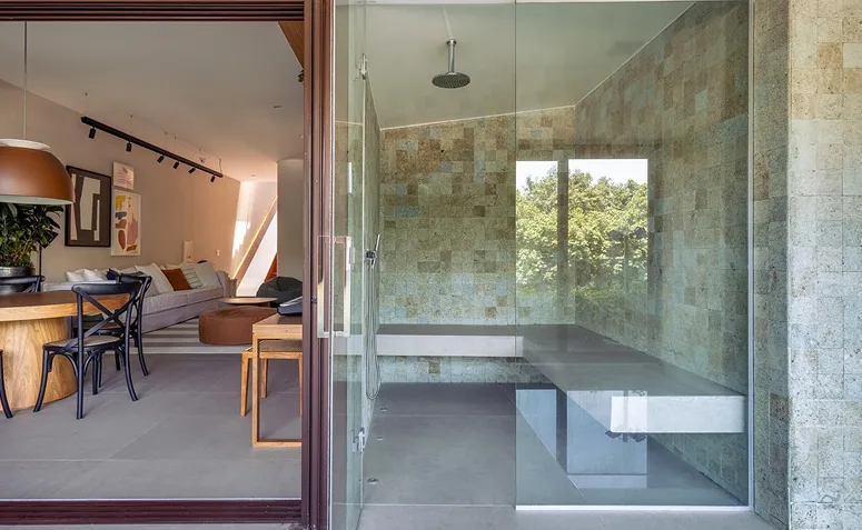 sauna residencial integrada à área interna de uma casa contemporânea.