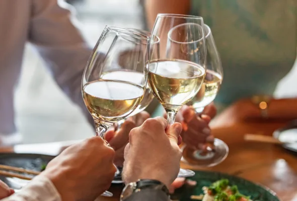 Vai servir vinho branco? Veja 7 sugestões para harmonizar