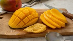 O jeito mais fácil de cortar manga sem brigar com o caroço nem desperdiçar