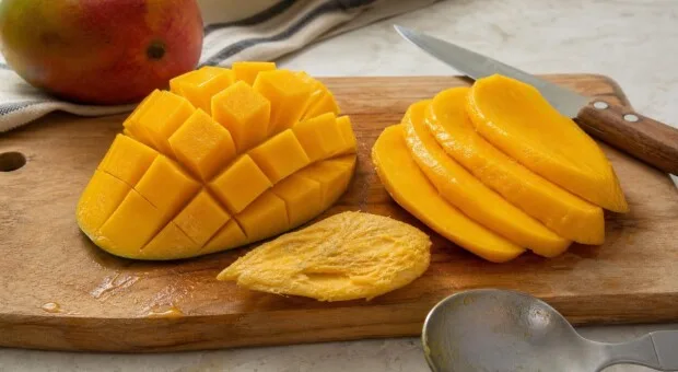 O jeito mais fácil de cortar manga sem brigar com o caroço nem desperdiçar