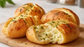Pão de alho com queijo em 15 minutos: crocante por fora e cremoso por dentro