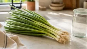 Cebolinha murcha em poucos dias? Guarde assim para durar muito mais