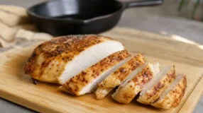Peito de frango ressecado? O truque da água com gás merece um teste