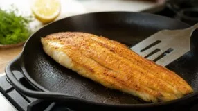 Peixe gruda e quebra na frigideira? O passo que deixa o filé inteiro e dourado
