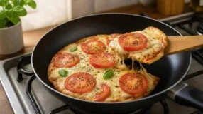 Pizza de frigideira sem forno nem air fryer: lanche rápido para qualquer dia