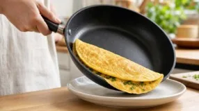 Omelete grudando na frigideira? O ajuste simples que solta sem rasgar