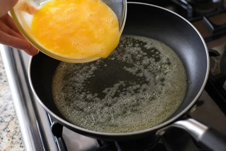 Manteiga derretida e espumando levemente em uma frigideira antes de receber os ovos.