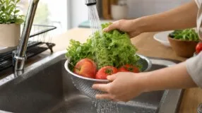 Lavar alimentos remove agrotóxicos? O que a higienização reduz