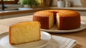 Arroz que sobrou vira bolo de forno macio para aproveitar os grãos