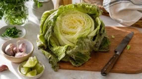4 receitas com repolho para aproveitar o vegetal que murchou na geladeira