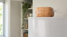 Pão de forma em cima da geladeira: o calor favorece o mofo