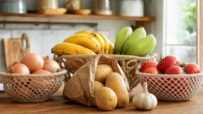 5 alimentos que duram melhor fora da geladeira, como banana e cebola