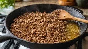 Carne moída com gordura demais? 3 jeitos de corrigir sem perder sabor