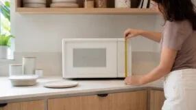 Micro-ondas novo: o que comparar além do preço antes de comprar