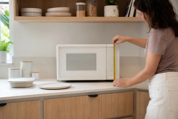 Micro-ondas novo: o que comparar além do preço antes de comprar