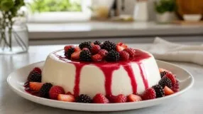 Pudim de geladeira com calda de frutas vermelhas, sem usar forno