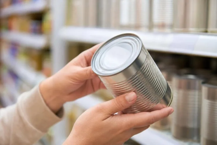 Lata amassada ou aberta: quando evitar a compra e como guardar a sobra