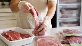 Carne perto do vencimento pode ser congelada? Quando evitar