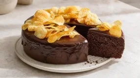 Bolo de chocolate com batata chips: como equilibrar doce e salgado