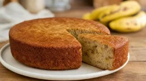 Bolo de banana sem açúcar e lactose: como manter a massa úmida