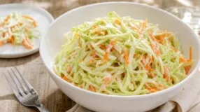 Salada de repolho e cenoura estilo Kentucky, cremosa e crocante
