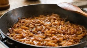Cebola caramelizada nunca fica igual à do restaurante? Respeitar o tempo faz diferença