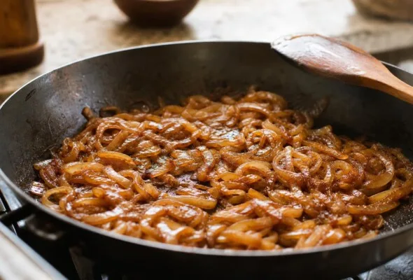 Cebola caramelizada nunca fica igual à do restaurante? Respeitar o tempo faz diferença