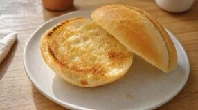 Pão na chapa em casa: como formar crosta sem queimar o miolo