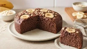 Bolo de chocolate com aveia e banana pronto em cerca de 20 minutos