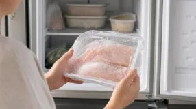 Alimento descongelado pode voltar ao freezer? Quando é seguro