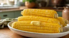 Milho cozido mais doce e macio: o detalhe que muda a água da panela