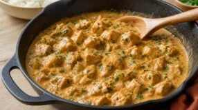 Frango cremoso em uma panela: jantar fácil com molho bem temperado